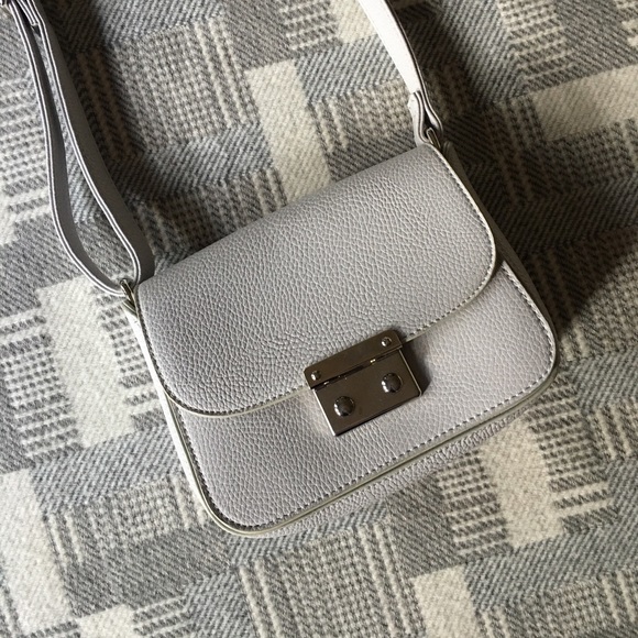 🩶 Lovely gently used grey & silver pebbled leather adjustable crossbody purse - Picture 5 of 16